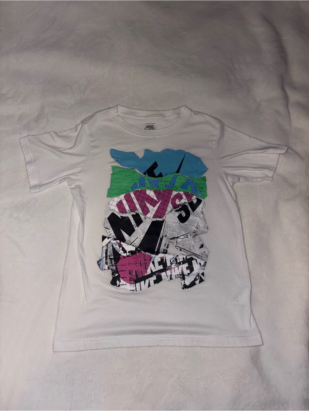 NikeSB White Graphic Tee (Boys Medium)